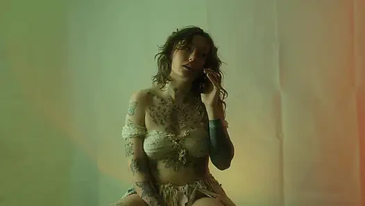 Insatiable Lola Takes 19 Inch Alien Monster