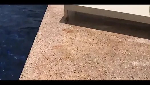 Nake havuzda yüzerek sikişiyor