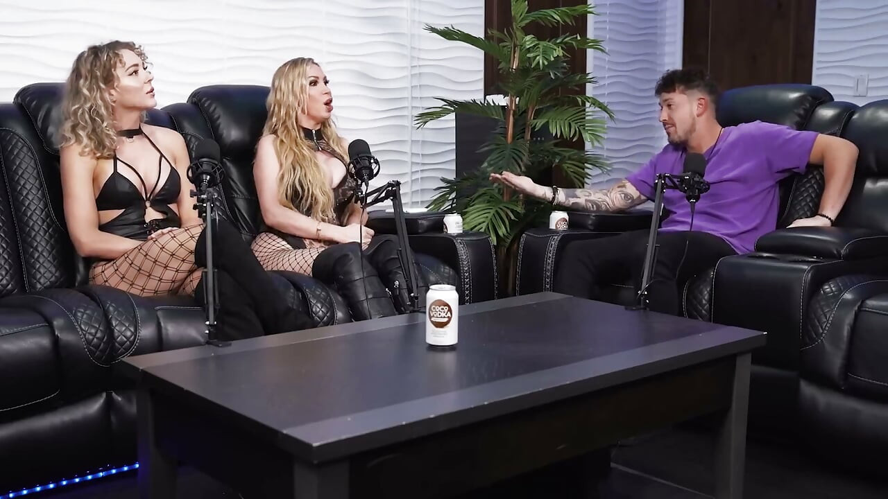 Nikki Benz用8英寸的穿戴式假阳具干男友!