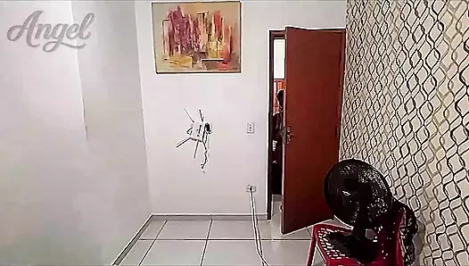 Ich reibe meine heiße Muschi an meinen pummeligen Freunden, bis ich komme.