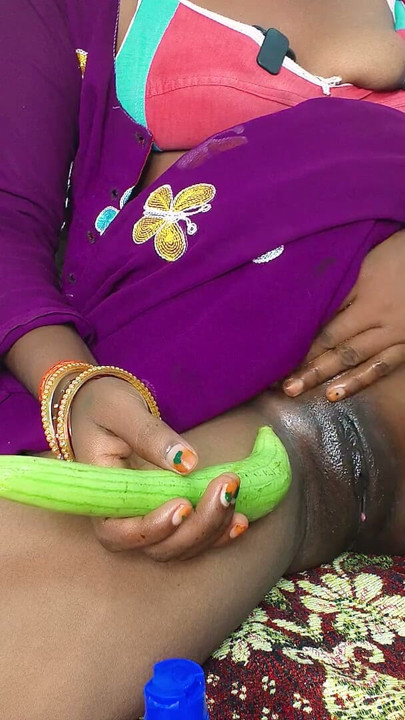 Một phụ nữ Desi cô đơn trong làng đang khao khát được | Clip 1