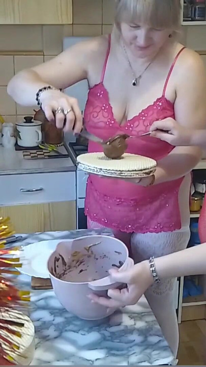 ฉันกําลังแก้ผ้าอาหารเช้าแสนหวานกับเพื่อนรุ่นแม่น่าเย็ดนมใหญ่ของฉัน | คลิป 3