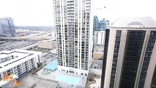 Чернокожая сосет большой черный член на балконе