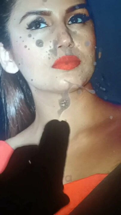 Huma Qureshi sborra e sputa omaggio pt 2