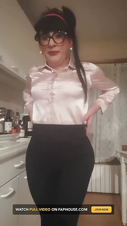 Crodreisser Excited with Satin Blouse Solit