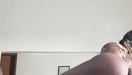 Büyük götlü kız öğrenci kelepçeli seksi seviyor