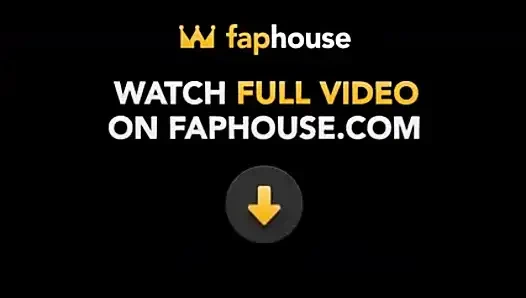 Sevimli esmer genç kız sert yarakla mastürbasyon yapıyor