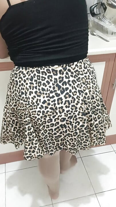 אישה אלמנה עם מטפחת על הראש שוטפת כלים.