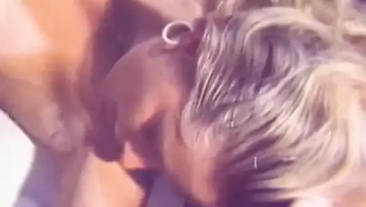 Cewek seksi rambut pirang lagi asik jilat memek dan nyepong kontol besar