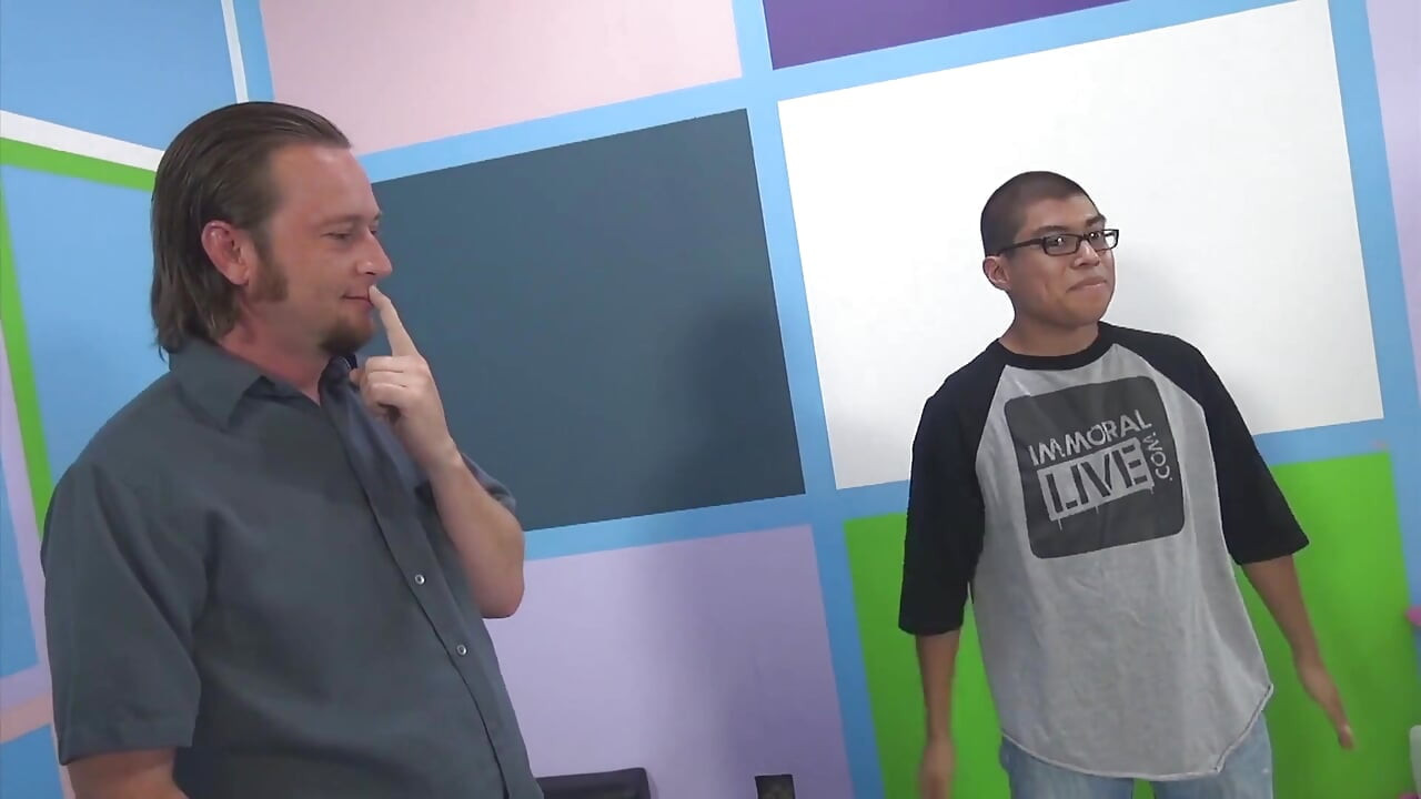 兩個火辣女孩在吸他的雞巴