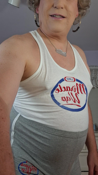 צריך לגעת וללקק לי את התחת הגדול והטעים והדגדגן הקטן והצולע שלי צריך לחיצה!