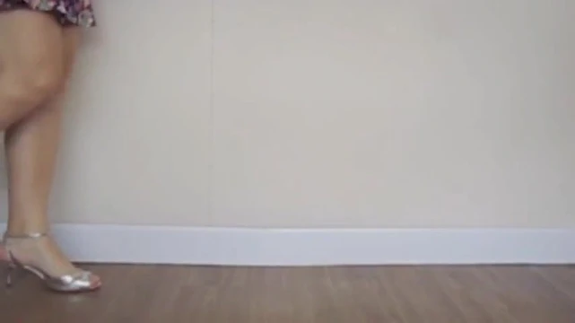 Sandalia prata e vestido