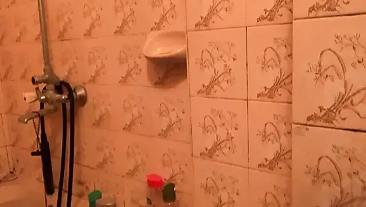 Banyoda çıplak bebek