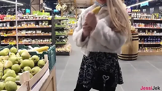 Nudistisches mädchen im Shop mit Assplug, extremes anal in der Dusche und creampie Jessijek