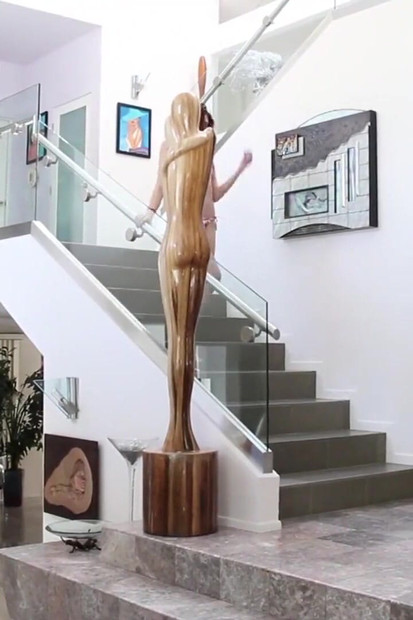 Pepek saya di matahari menjadi panas.