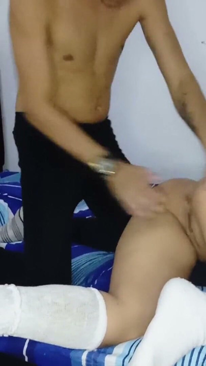 พ่อเลี้ยงของกูพบว่ากูช่วยตัวเองด้วยตุ๊กตาและลงโทษกูอย่างสุดฮอต | คลิป 1