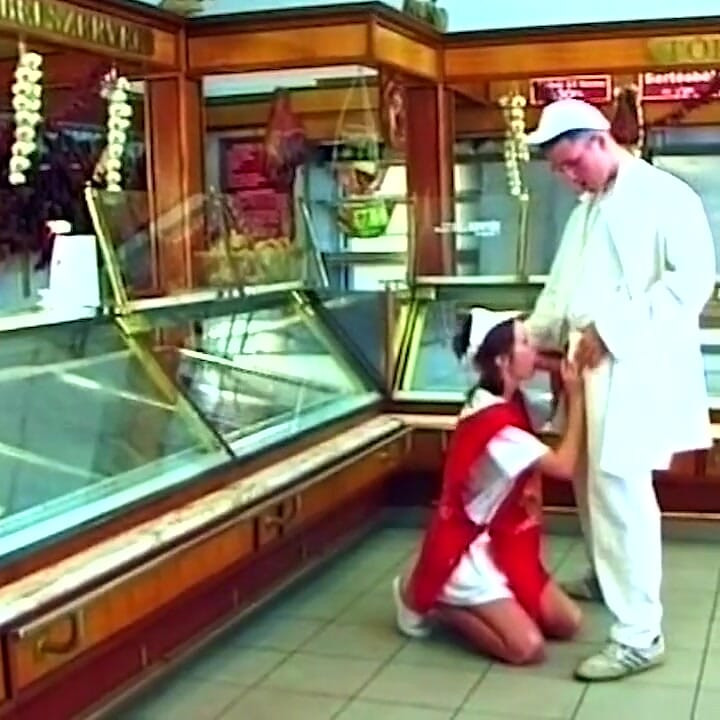 สาวร่านตลาดยัดไส้กรอกลึกเข้าไปในหีสั่น