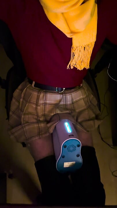 colegii mei nu știu cine e Winter Wonder Skye. de asemenea, nu știu ce fac eu sub birou!