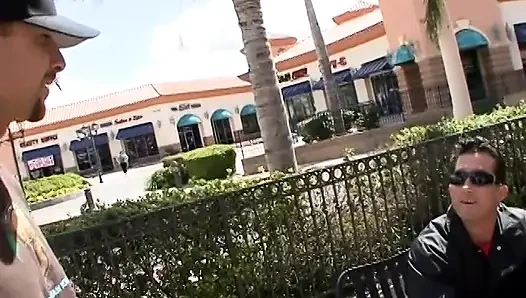 Тяжелая пизда радостной крошки выглядит немного полной камшота