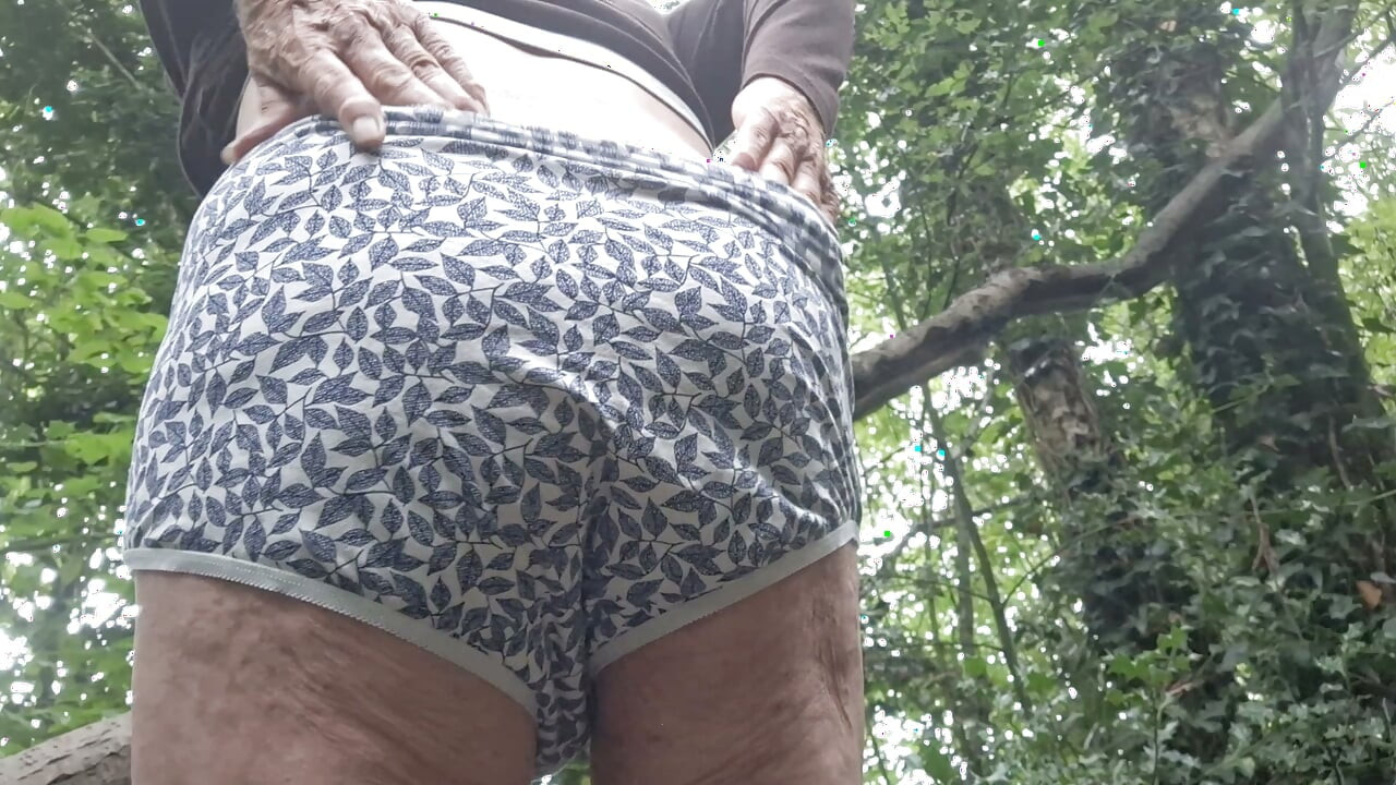 할머니 팬티와 브라를 입고 야외에서