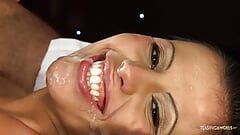 Brest cirurgião seduz a linda morena milf comendo sua buceta na mesa de cirurgia