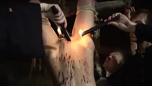 Penyihir menggantung terbalik dan ditaburi lilin hitam