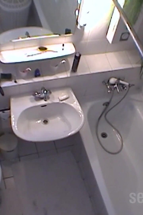 Plavuša u hotelskoj kupaonici