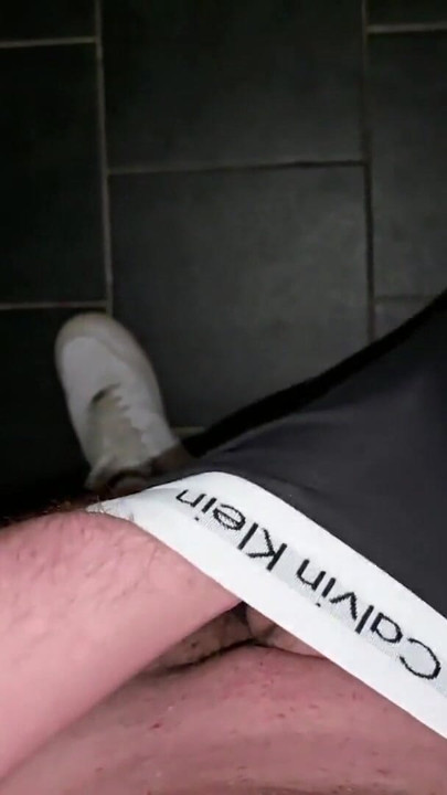 Deutscher Daddy lässt dich in seine schwarzen Calvin Klein Boxershorts abspritzen - PhantomGentX | Clip 2