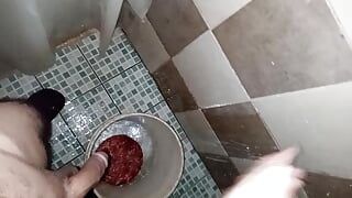 Gej goli tyłek i penisa, a następnie masturbuje się pod prysznicem
