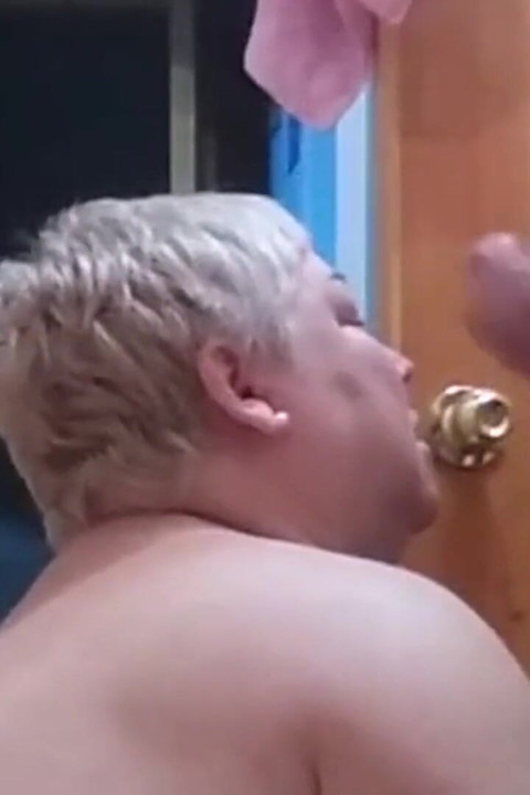 Foda-se um amigo na boca na buceta e novamente na boca terminando nela e no rosto