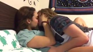 Des filles s&#39;embrassent