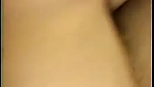 Lustvolle brünette mit engem hinten bekommt doggystyle ficken und dann kommen