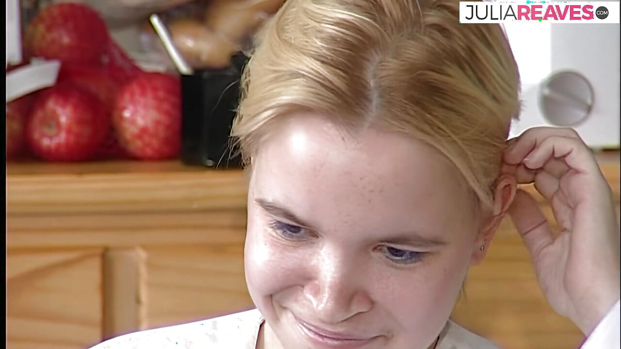 A félénk szőke lenéz, miközben a szeretőjével beszélget