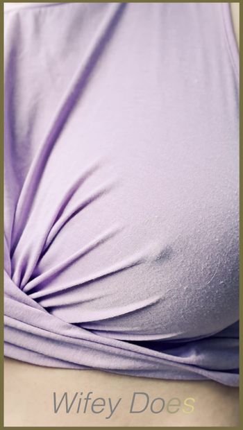 Женушкой становится без лифчика в тугой фиолетовой рубашке.