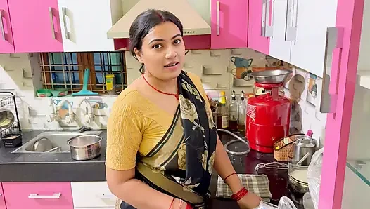 Meine schöne stiefmutter kochte in der küche, vater ging ins büro, dann will stiefmutter sie ficken. Volles hindi virales video