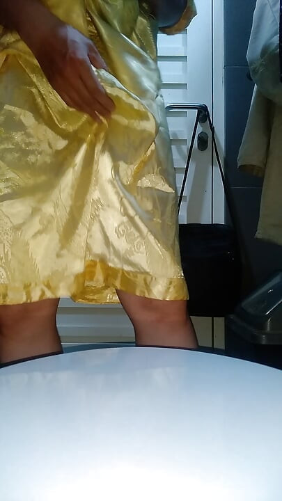 Travestit cu spermă purtând pijamale din satin