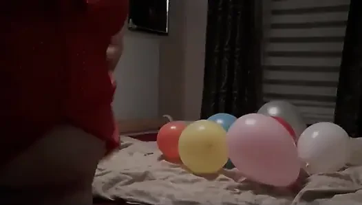 Bermain dengan balon sambil memakai jas lab. Saya juga menguji apakah Anda dapat berhubungan seks dengan balon.