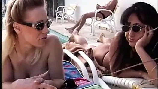 Лесбиянки лижут киску в спальне