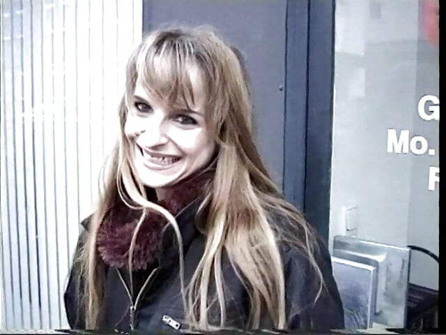 Tatuada gata está dedilhando sua buceta no casting