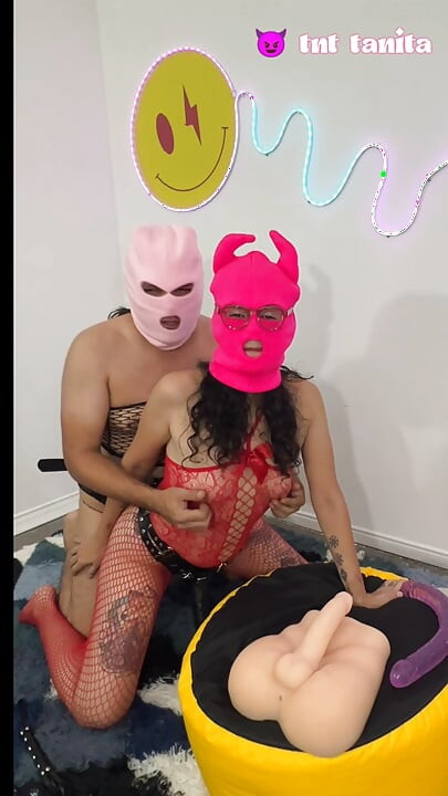 Mujer folla los juegos de cinturón de su lindo novio enjaulado