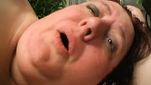 Французская шлюха-толстушка ест сперму после горячего траха