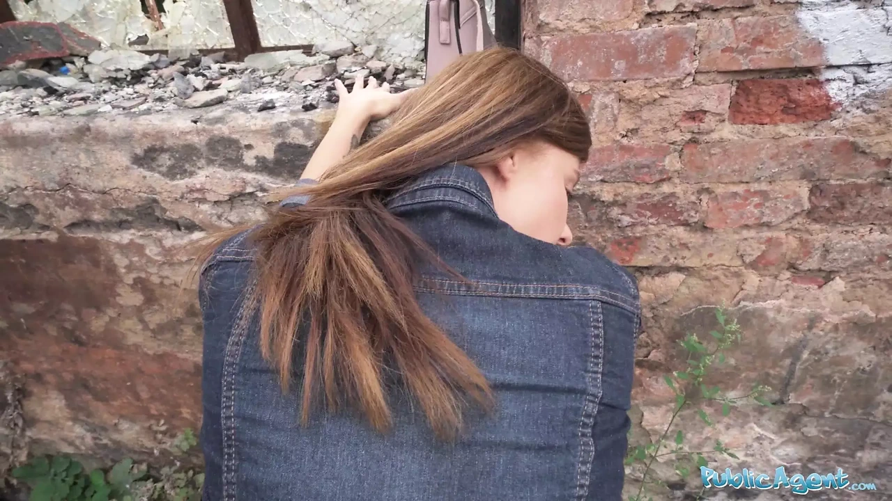 Public Agent - 她完美的屁股让他想要在公共场合操她