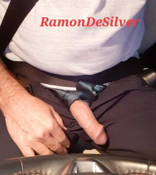 Mestre ramon leva seu pau divino para passear no carro, gostoso