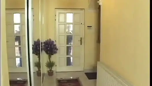Порно режиссер объясняет своим моделям, что он хочет видеть в своем фильме Отлизывание ковра