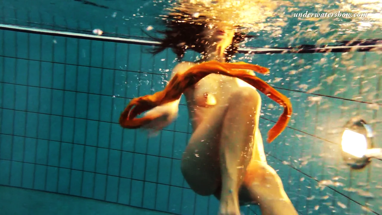 Medias naranjas sexy de markova bajo el agua