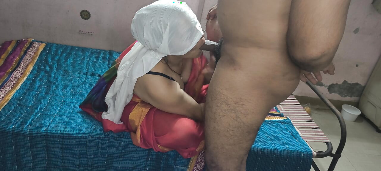 Ντασί Ντάμπι στο δωμάτιο του ξενοδοχείου γεμάτο ήχο Χίντι