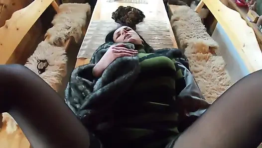 Элегантную шлюшку в шубе трахнули на деревянном столе и дважды покрытые спермой