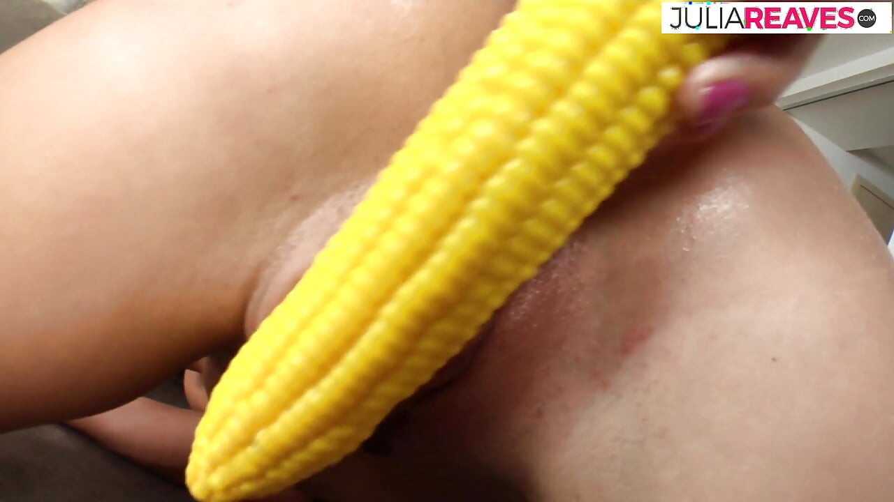 Babe kreunt als ze haar strakke poesje neukt met een enorme dildo