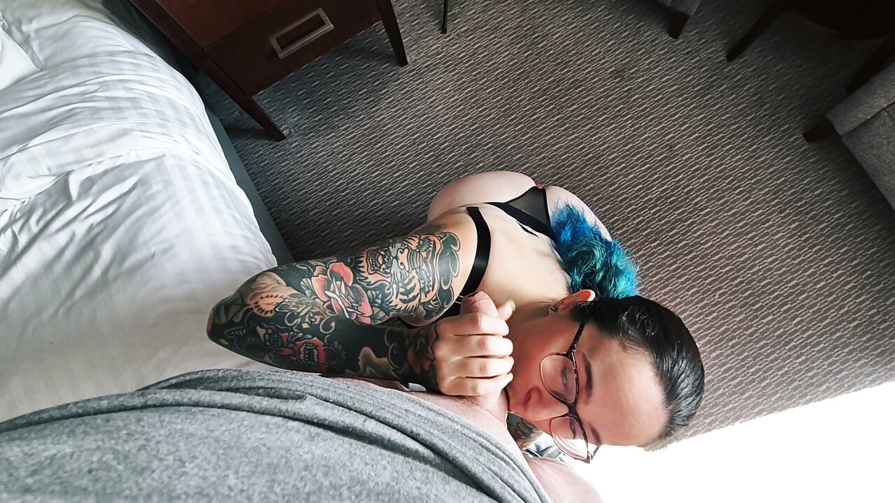 POV Menghisap dalam-dalam kontol tebal
