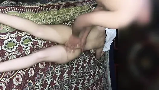 Чувственный масляный массаж горячей девушки дези превращается в хардкорный трах скользкого маслянистого тела со счастливым окончанием.  Дьявол и ангел